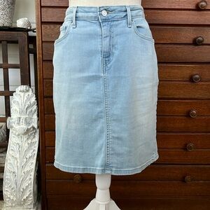 Ladies Levi’s knee length denim jean skirt. Size 12-31” waist.
